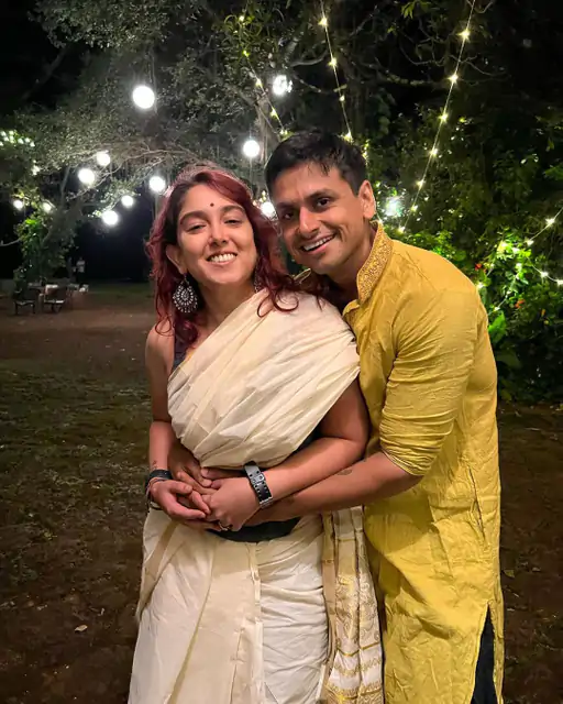 आमिर खान की बेटी आइरा ने की सगाई:फंक्शन में आमिर की फैमिली के साथ दिखीं दोनों पत्नियां, फातिमा सना शेख भी आईं नजर