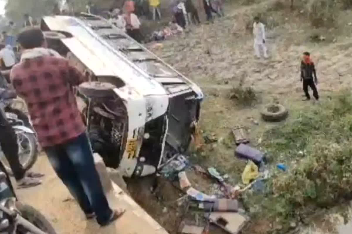 ब्रेकिंग : शिवनाथ नदी के पास अनियंत्रित होकर पलटी बस, 28 लोग घायल और 8 की हालत गंभीर...