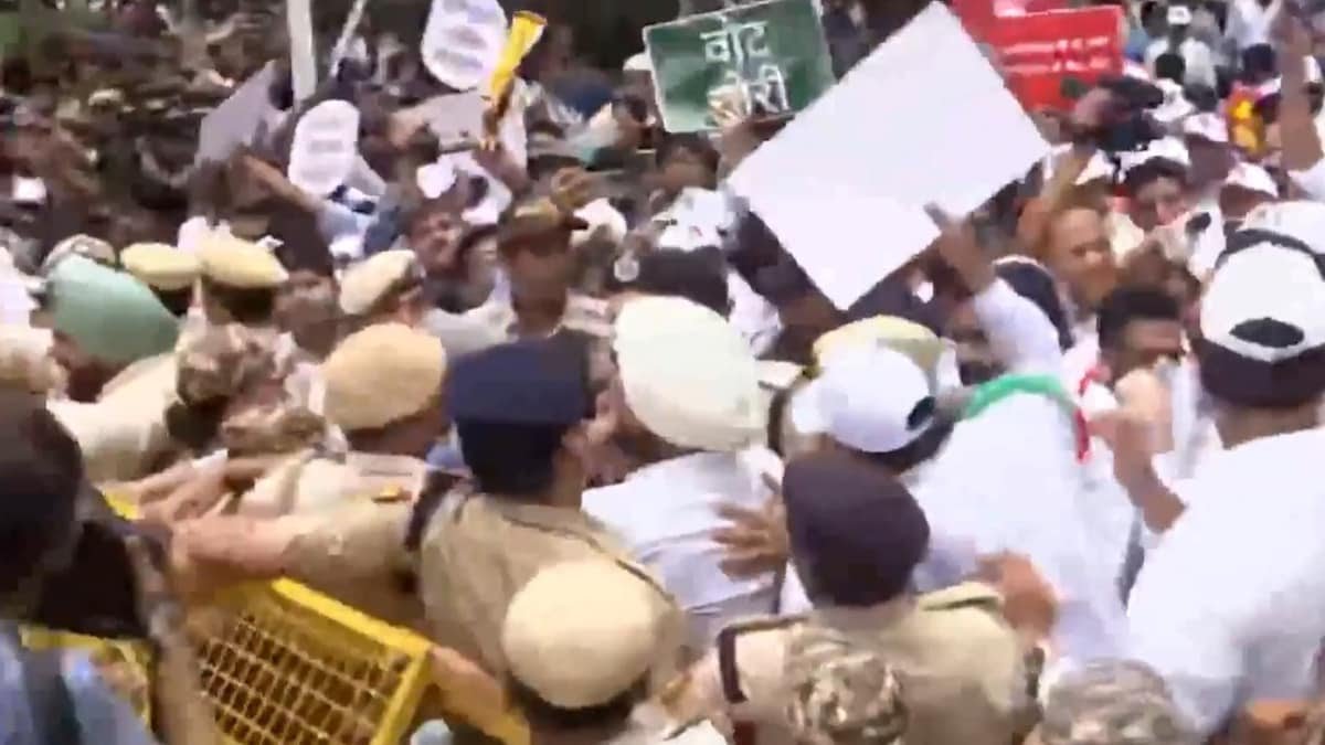 ब्रेकिंग : वोट चोरी के आरोप पर राहुल गांधी के नेतृत्व में विपक्ष का मार्च, सभी सांसद हिरासत में