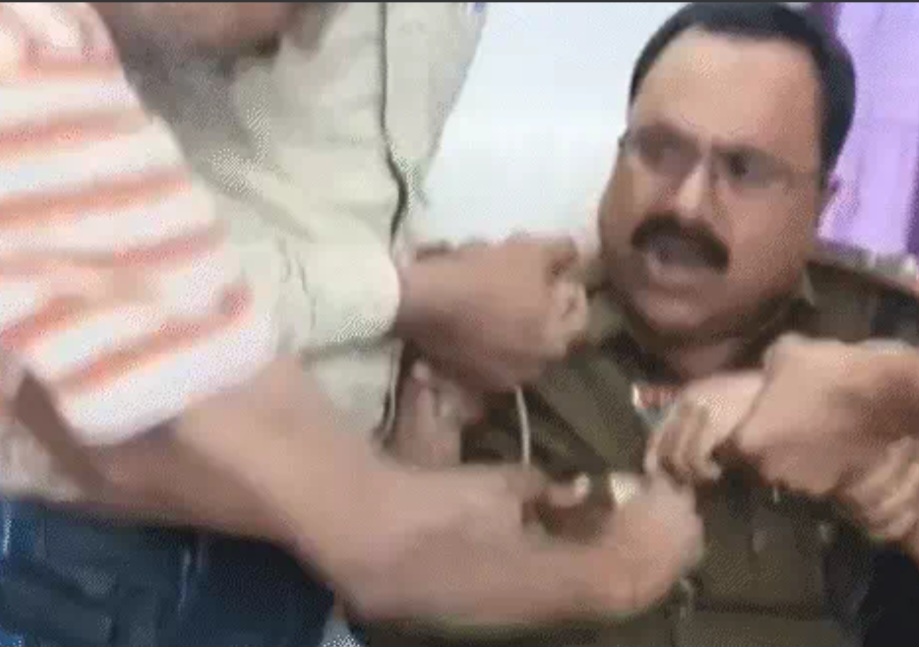 ब्रेकिंग : किसान से 25 हजार लेते SI पकड़ा गया, ACB ने रंगे हाथ दबोचा, मर्डर केस में फंसाने की धमकी देकर मांगी रिश्वत...