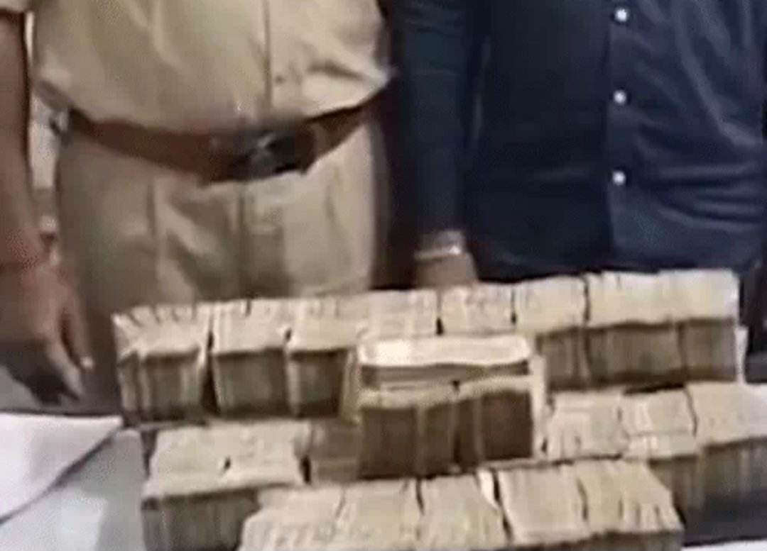 रायपुर में एक्टिवा की डिक्की से 75 लाख नकद बरामद, शहर में एक्टिव हवाला कारोबार का पैसा...  