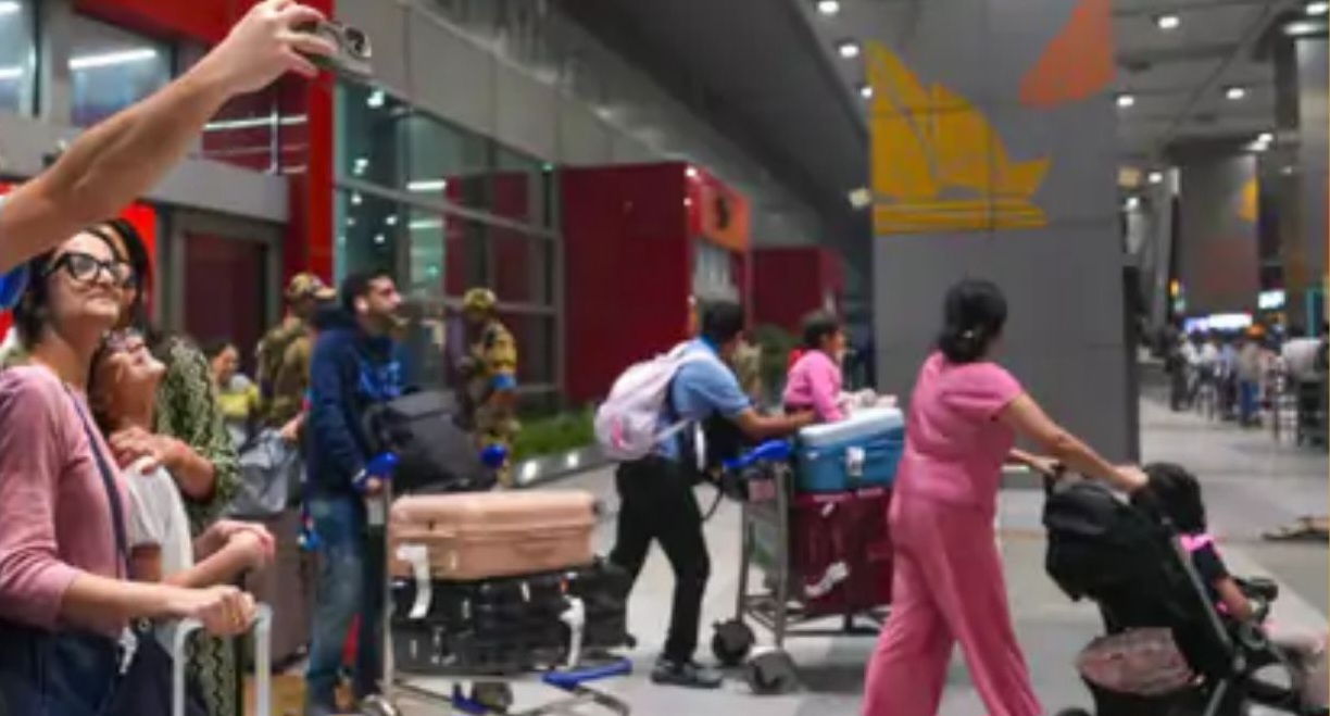 मिडिल ईस्ट में बढ़ते तनाव के बीच भारतीय परिवारों की वतन वापसी का सिलसिला तेज, UAE से 4 फ्लाइट्स दिल्ली, मुंबई, चेन्नई और बेंगलुरु पहुंचीं...