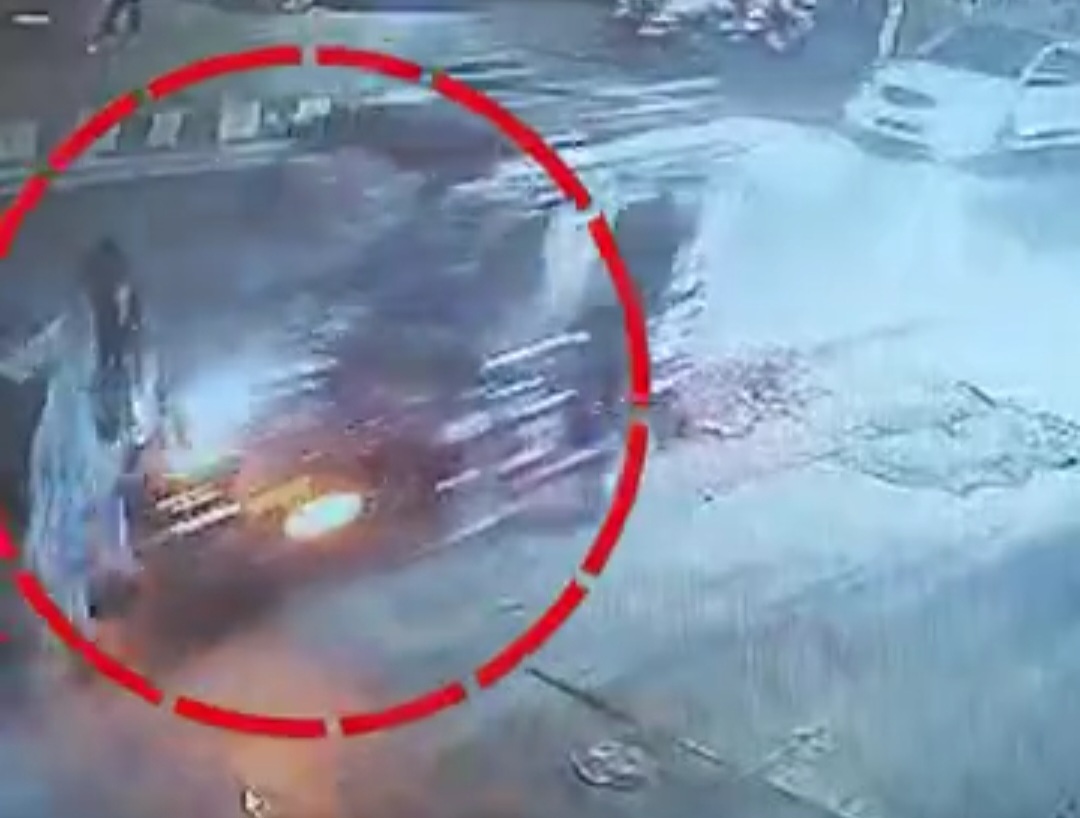 तेजरफ्तार ई-रिक्शा ने महिला को कुचला, सिर में लगे 18 टांके, युवक भी चपेट में; आरोपी फरार