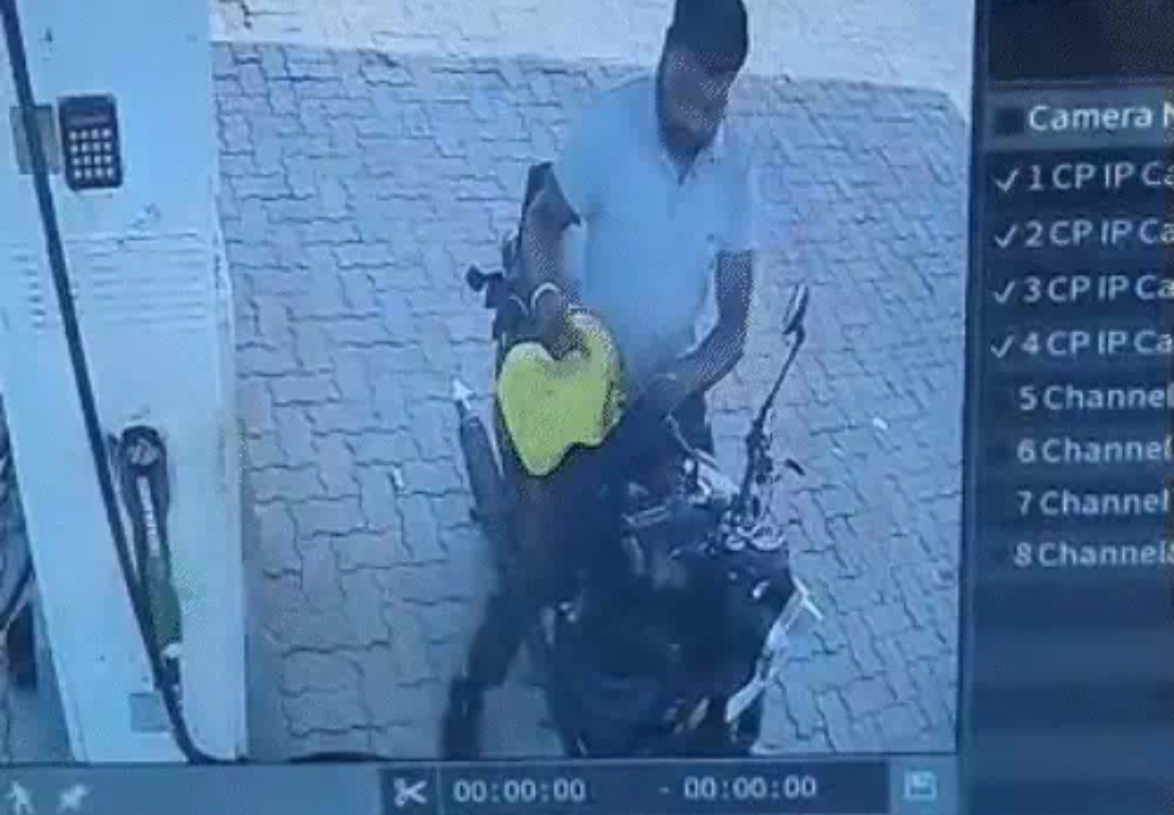 युवक ने खुद पर पेट्रोल डालकर लगाई आग, 20 मीटर तक दौड़ा, सड़क पर गिरकर तड़पने लगा