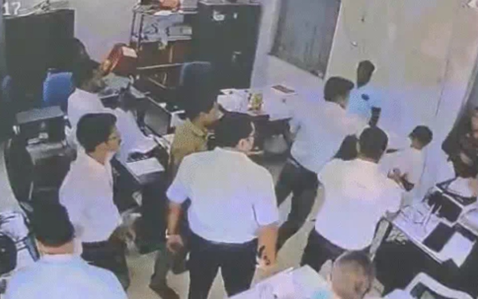 सारंगढ़-बिलाईगढ़ में कृषि दफ्तर में बवाल: पत्रकार की पिटाई, वकील को भी धक्का; CCTV आया सामने