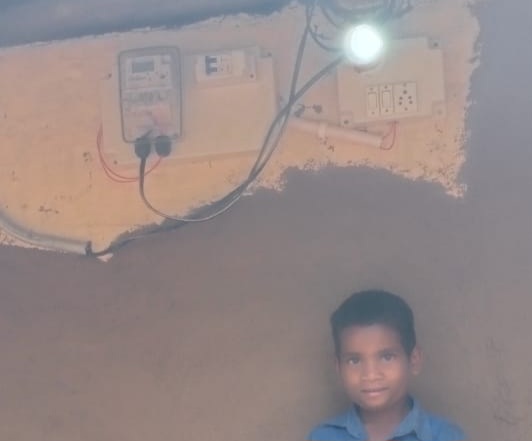 दशकों का अँधेरा टूटा, अबूझमाड़ के ईरपानार गाँव में पहली बार पहुँची बिजली