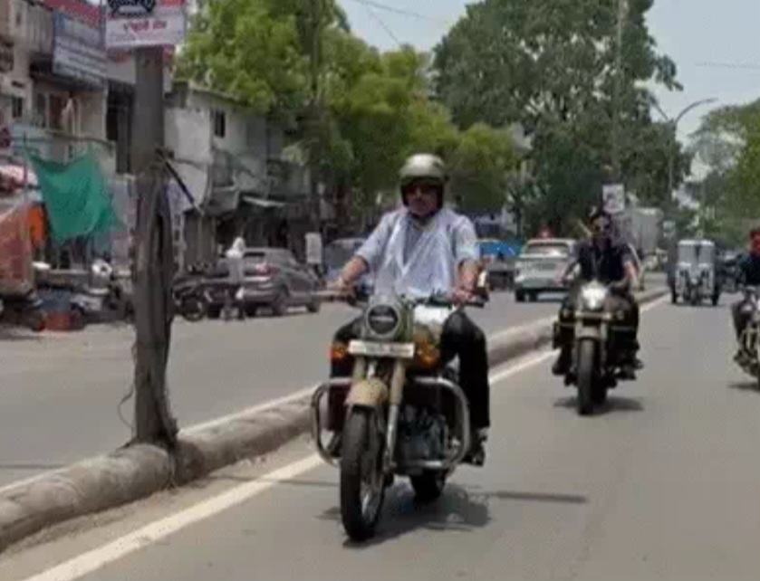 पीएम की अपील का असर! विधायक सुशांत शुक्ला DMF बैठक में बुलेट चलाकर पहुंचे 
