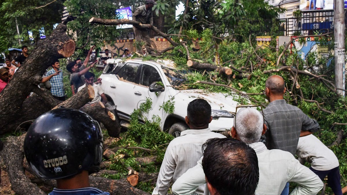 दिल्ली से UP तक बरपा कुदरत का कहर, आंधी-तूफान में 54 लोगों की मौत