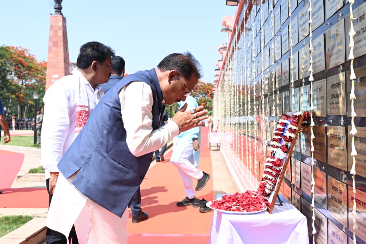 केंद्रीय मंत्री शाह ने 'अमर वाटिका' में शहीदों को दी श्रद्धांजलि, नक्सल पीड़ित परिवारों से मिले, कहा- बलिदान व्यर्थ नहीं जाएगा...