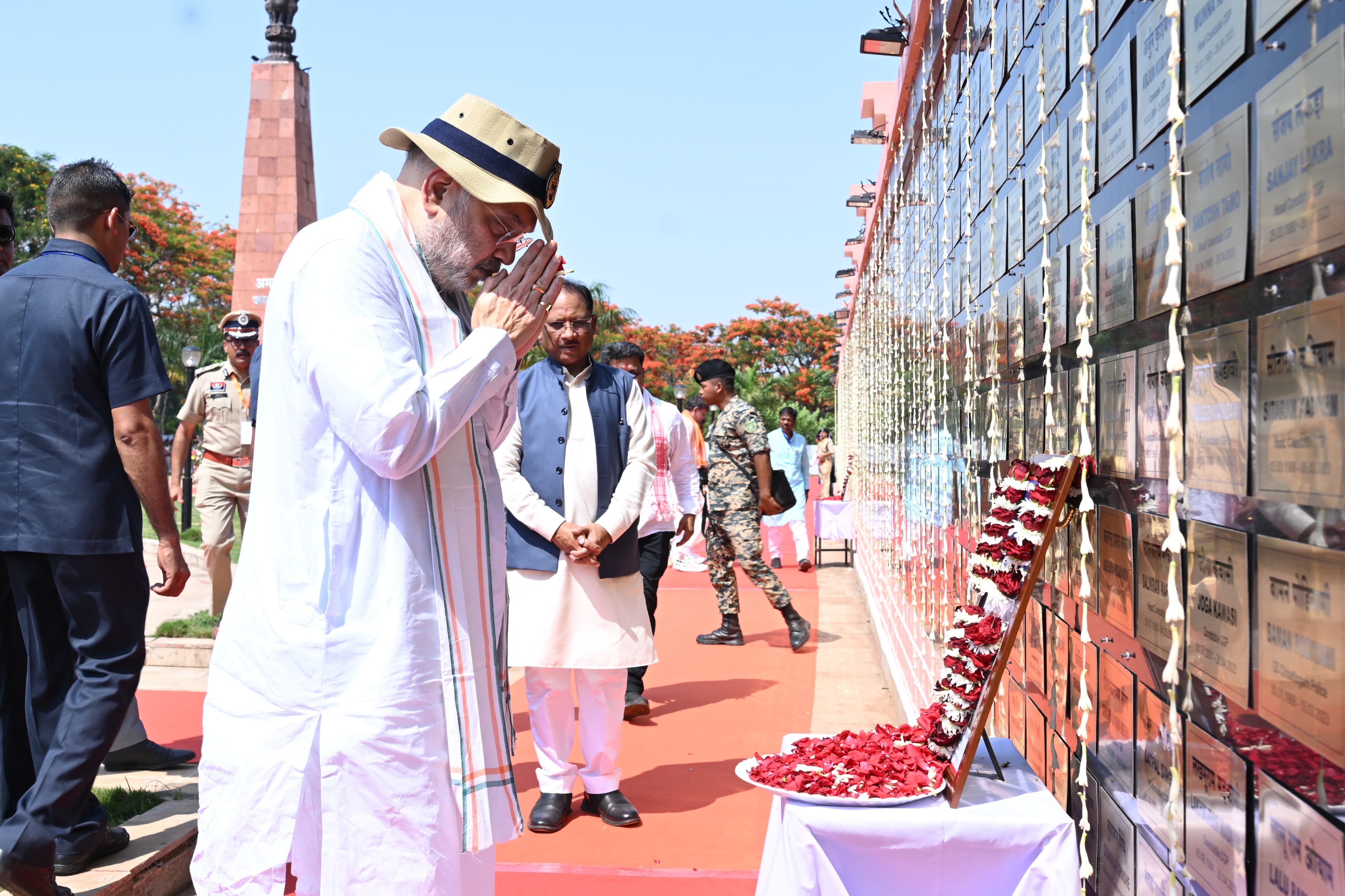 केंद्रीय मंत्री शाह ने 'अमर वाटिका' में शहीदों को दी श्रद्धांजलि, नक्सल पीड़ित परिवारों से मिले, कहा- बलिदान व्यर्थ नहीं जाएगा...