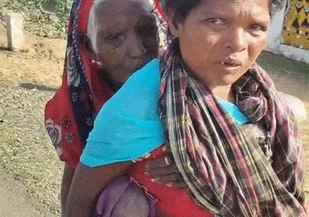 500 की पेंशन दिलाने 90 साल की सास को पीठ पर लादकर 5 किलोमीटर पैदल चली बहू, पढ़िए क्या है मामला