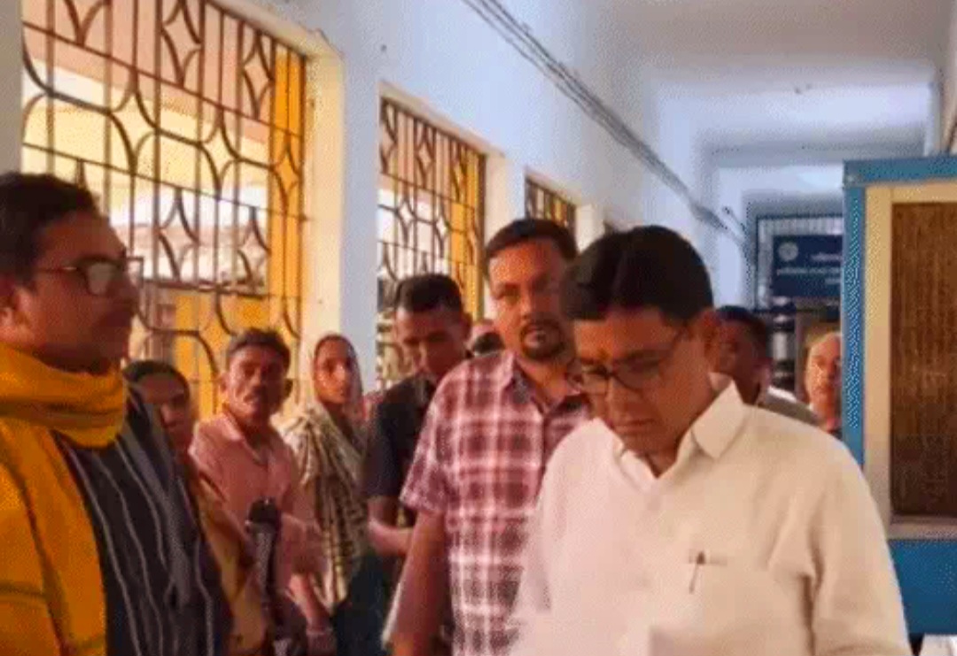 औचक निरीक्षण पर तहसील पहुंचे राजस्व मंत्री, महिला ने रोते हुए थमाई शिकायत, भूपेश बोले- अधिकारियों को गाली देकर जनता को बहलाया नहीं जा सकता