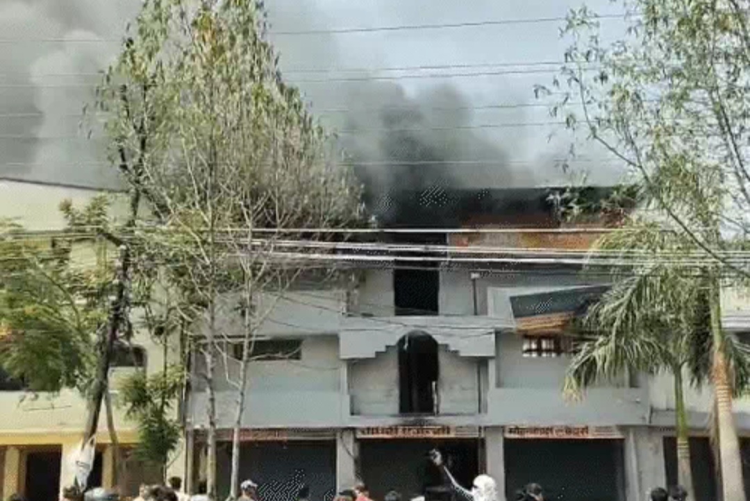 बिलासपुर में व्यापार विहार में खाद्य तेल गोदाम में लगी भीषण आग, लाखों का सामान जलकर राख