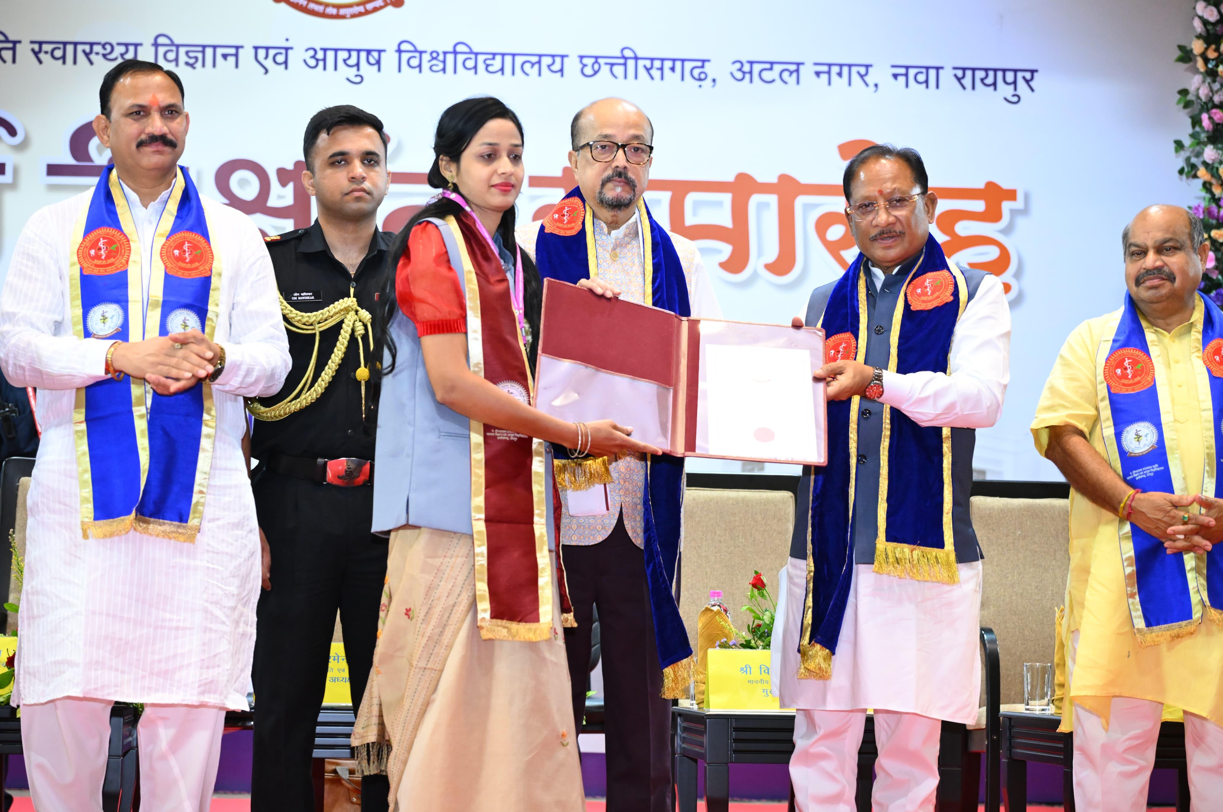 राज्यपाल की युवाओं को डिजिटल एडिक्शन से दूर रहने की सलाह, CM साय ने की 'मेडिसिटी' की घोषणा