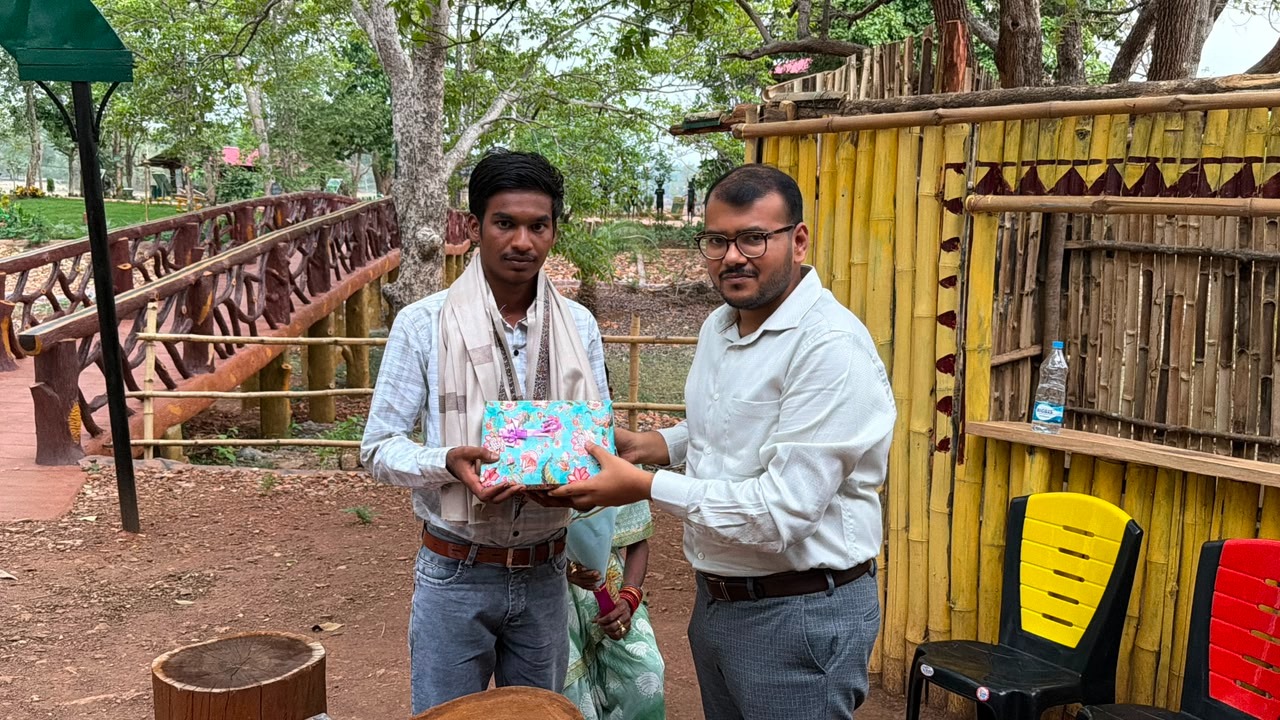 आदिवासी किसान के बेटे बारसे रोशन ने JEE एडवांस में गाड़े झंडे, अब जिला प्रशासन उठाएगा पढ़ाई का पूरा खर्च