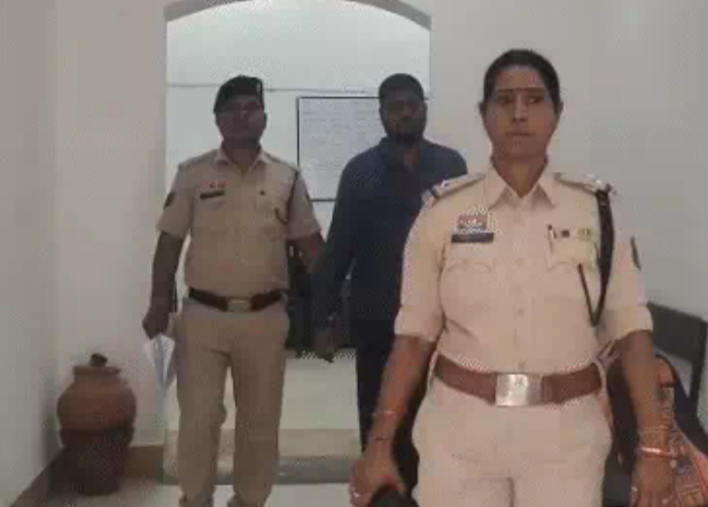  रायगढ़ में अश्लील वीडियो बनाकर महिला से 6 साल तक दुष्कर्म, ब्लैकमेल कर वसूले 35 लाख रुपए, आरोपी गिरफ्तार