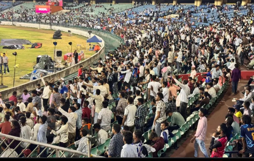 फ्री एंट्री ने बिगाड़ा CCPL फाइनल का मजा, बिलासपुर बुल्स बनी चैंपियन, हुड़दंग के कारण चीयर लीडर्स को छोड़ना पड़ा मैदान; स्टैंड्स में चले लात-घूंसे