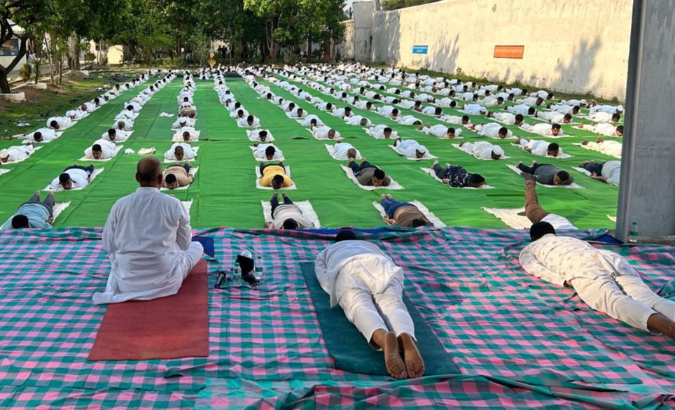  33 जेलों में कैदियों ने किया योग, रायपुर केंद्रीय जेल में डीजी की मौजूदगी में हुआ योगाभ्यास