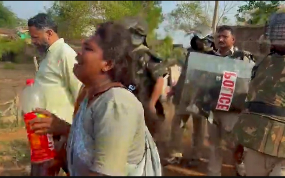 प्रस्तावित विधायक कॉलोनी के लिए बुलडोजर कार्रवाई शुरू, रात भर की घेराबंदी के बाद पीएम और इंदिरा आवास समेत 80 घर तोड़े जा रहे