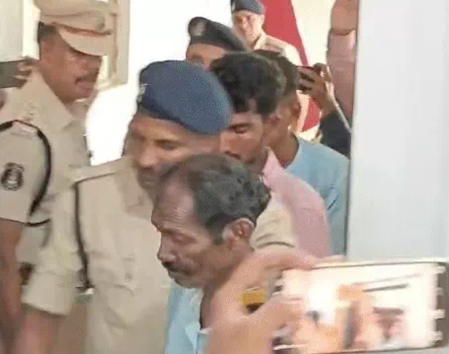 धमतरी में बेरहमी से मर्डर, मजदूरी न बढ़ाने पर मजदूरों ने मछली कारोबारी को चाकुओं से गोदा, 40 से ज्यादा वार कर निकाली अंतड़ियां; 2 नाबालिगों समेत 5 गिरफ्तार