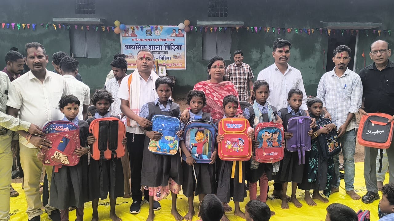 नक्सलियों के भय से बंद पड़े स्कूलों में 21 साल बाद बजी घंटी, पढ़िए यह खास ख़बर