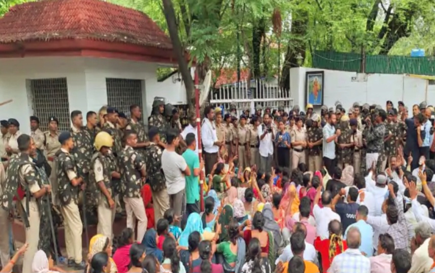 नकटी गांव के विस्थापितों का फूटा गुस्सा, रायपुर में मंत्री ओपी के बंगले का घेराव, कलेक्ट्रेट पर धरने के बाद बढ़े विस्थापित...