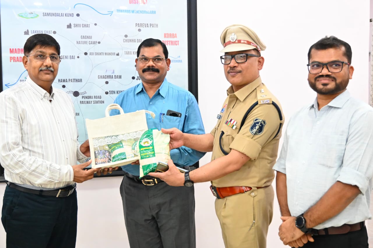 DGP अरुण देव गौतम को भेंट किया जीपीएम का खास चावल; महिला समूहों के आत्मनिर्भरता मॉडल की सराहना
