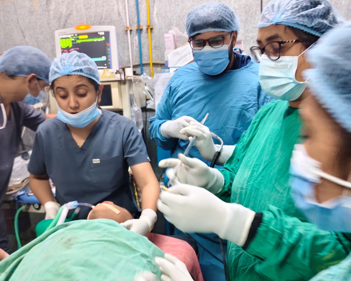 खेल-खेल में 6 साल के मासूम ने निगला सिक्का, अटका श्वास नली के ठीक पीछे; डॉक्टरों ने 3 घंटे के भीतर बचाई जान