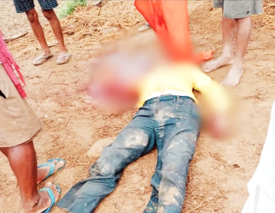 जमीन विवाद में दो चचेरे भाइयों ने की शिक्षक की निर्मम हत्या; गुस्साए परिजनों ने फूंका कातिलों का मकान, दो आरोपी गिरफ्तार