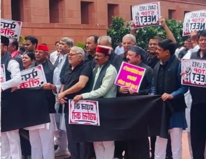 काले कपड़े पहनकर पहुंचे राहुल समेत विपक्षी सांसद, हंगामे के कारण दोपहर 12 बजे तक दोनों सदन स्थगित