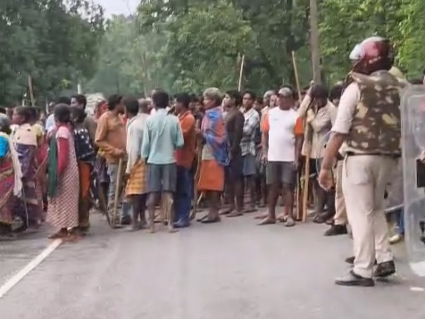 ब्रेकिंग : सूरजपुर में SECL भूमि अधिग्रहण पर बवाल, पुलिस पर पथराव, DSP जोशी समेत 24 से अधिक घायल