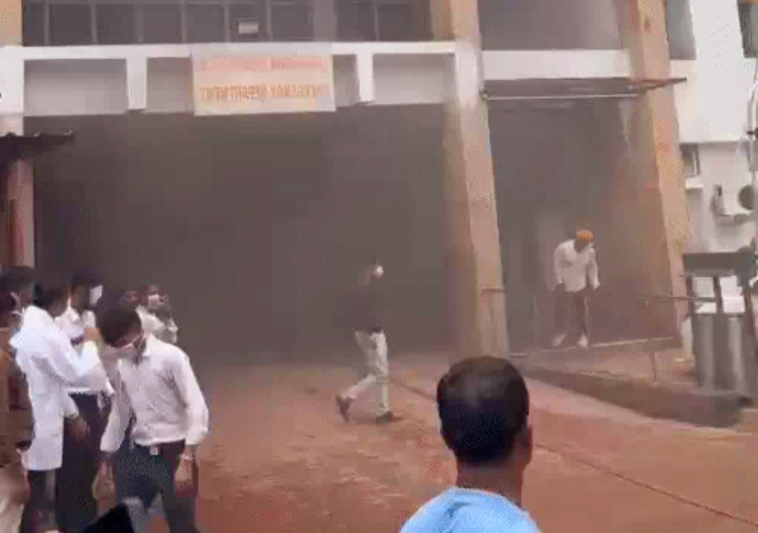 ब्रेकिंग : रायपुर के सबसे बड़े अस्पताल के इमरजेंसी वार्ड में लगी आग; धुआं भरते ही खाली कराया गया वार्ड, AC फटने से हादसे की आशंका
