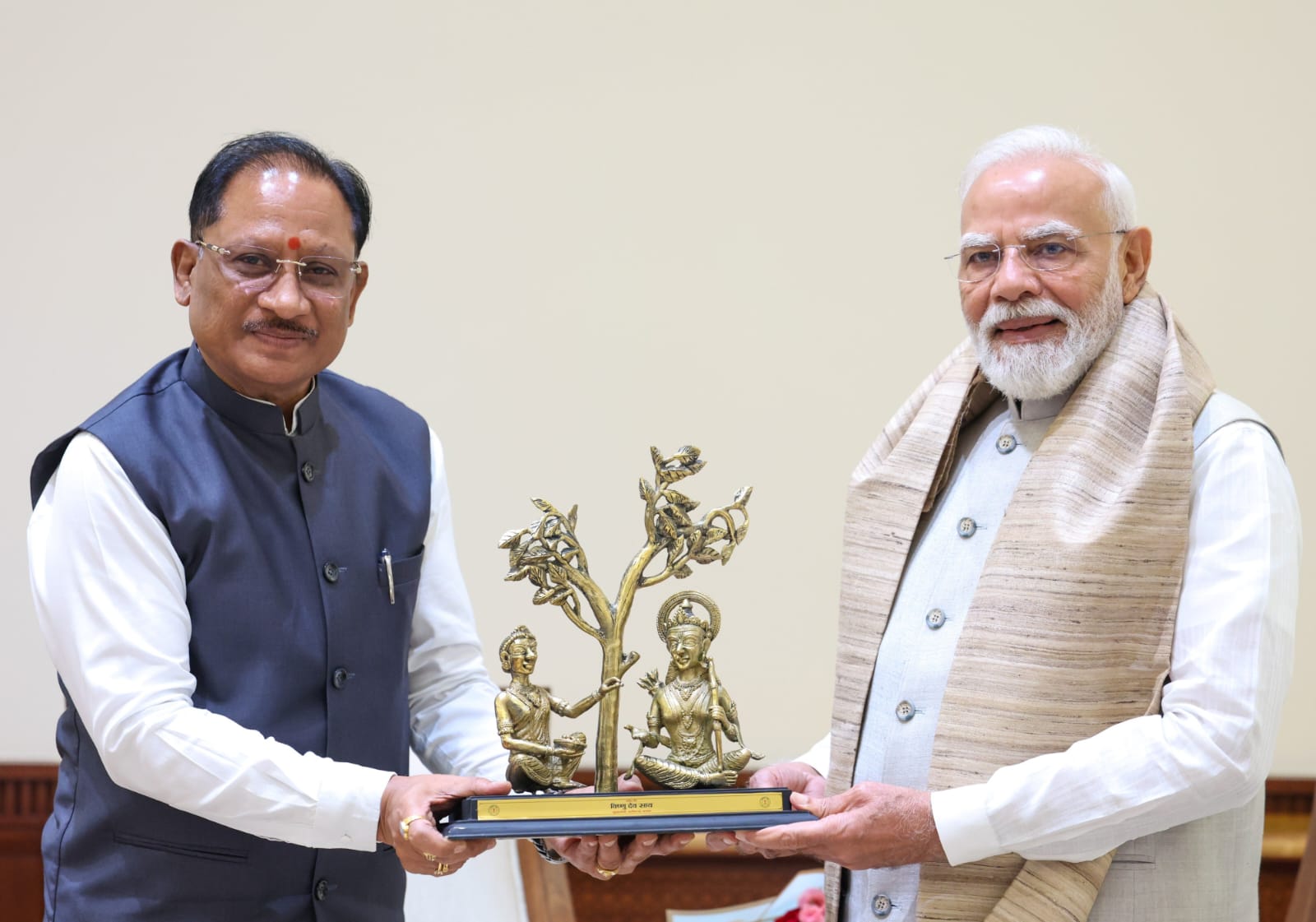 पीएम मोदी से मिले सीएम साय: 10,500 करोड़ के यूरिया प्लांट और AI इंस्टीट्यूट की मांग; 2027 लखपति दीदी सम्मेलन का न्योता