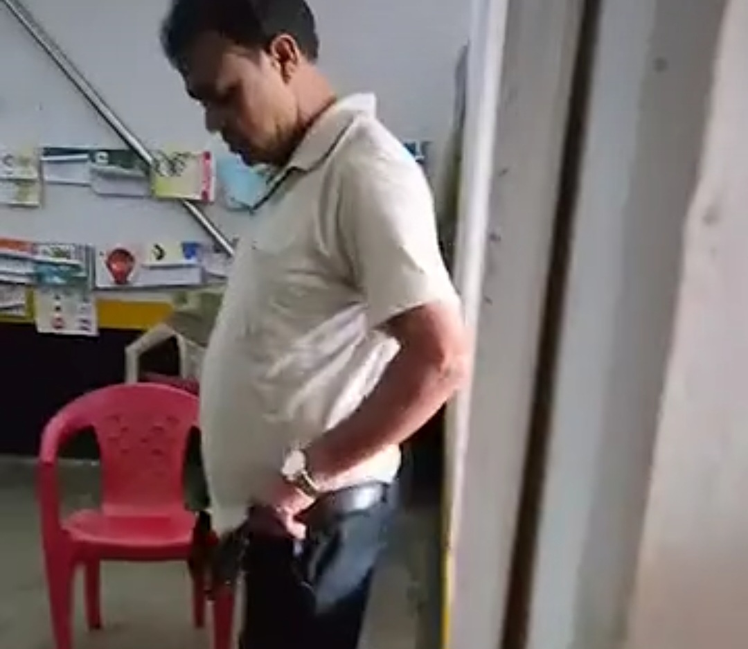 स्कूल में हेडमास्टर का अश्लील कारनामा, बच्चों के सामने पैंट उतारकर पेशाब किया, जांच के निर्देश... 
