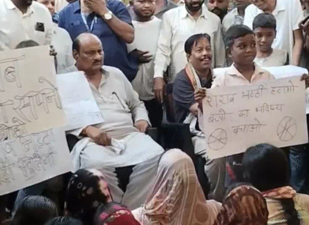 ग्रामीणों के धरने में पहुंचे पूर्व मंत्री, आबकारी अधिकारी को धमकी में कहा- दुकान खोलने की कोशिश की तो अंजाम सोच लेना