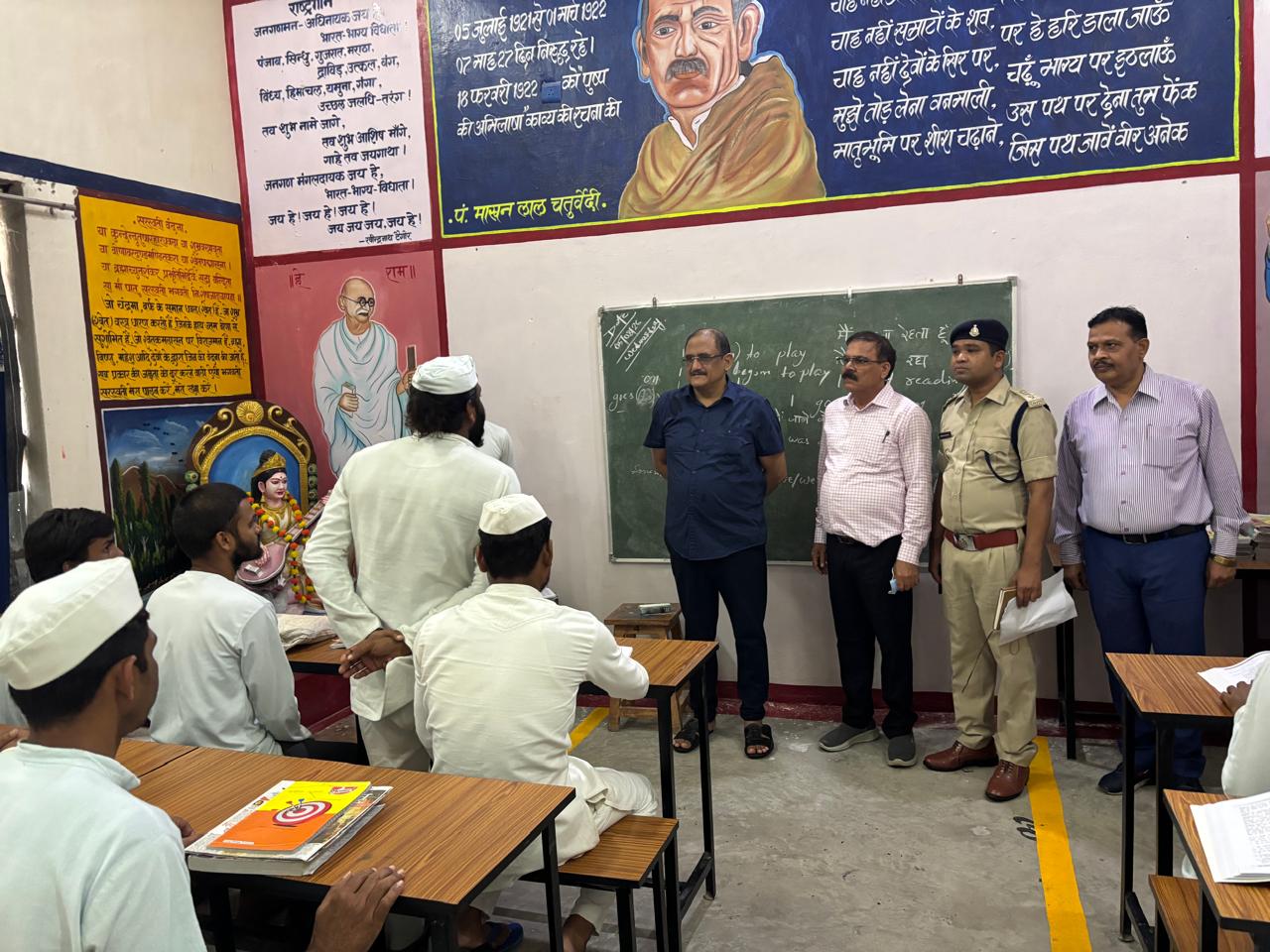 डीजी जेल हिमांशु गुप्ता ने ली कैदियों की क्लास, औचक निरीक्षण में पहुंचे, दी स्मार्ट अंग्रेजी की टिप्स...