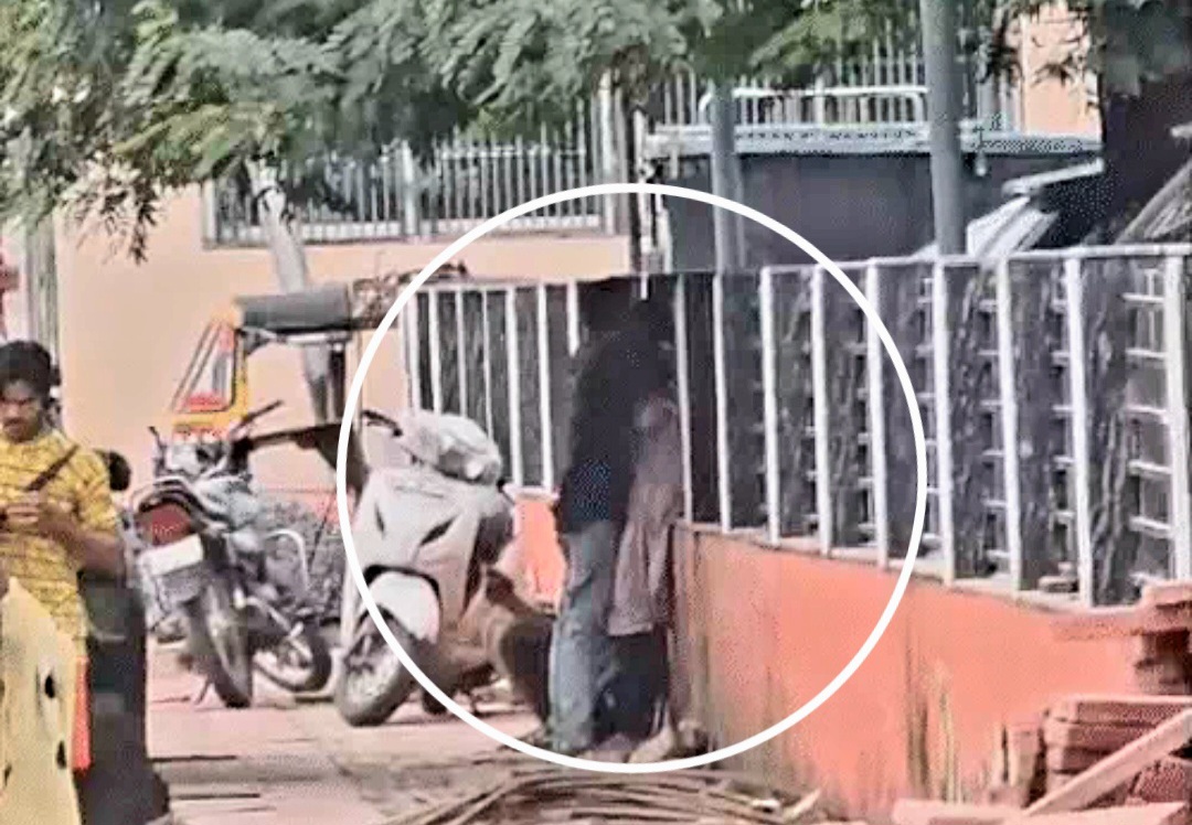RPF थाने के ठीक सामने नशे में धुत कपल का खुल्लम-खुल्ला रोमांस: यात्रियों की भीड़ के बीच करते रहे किस
