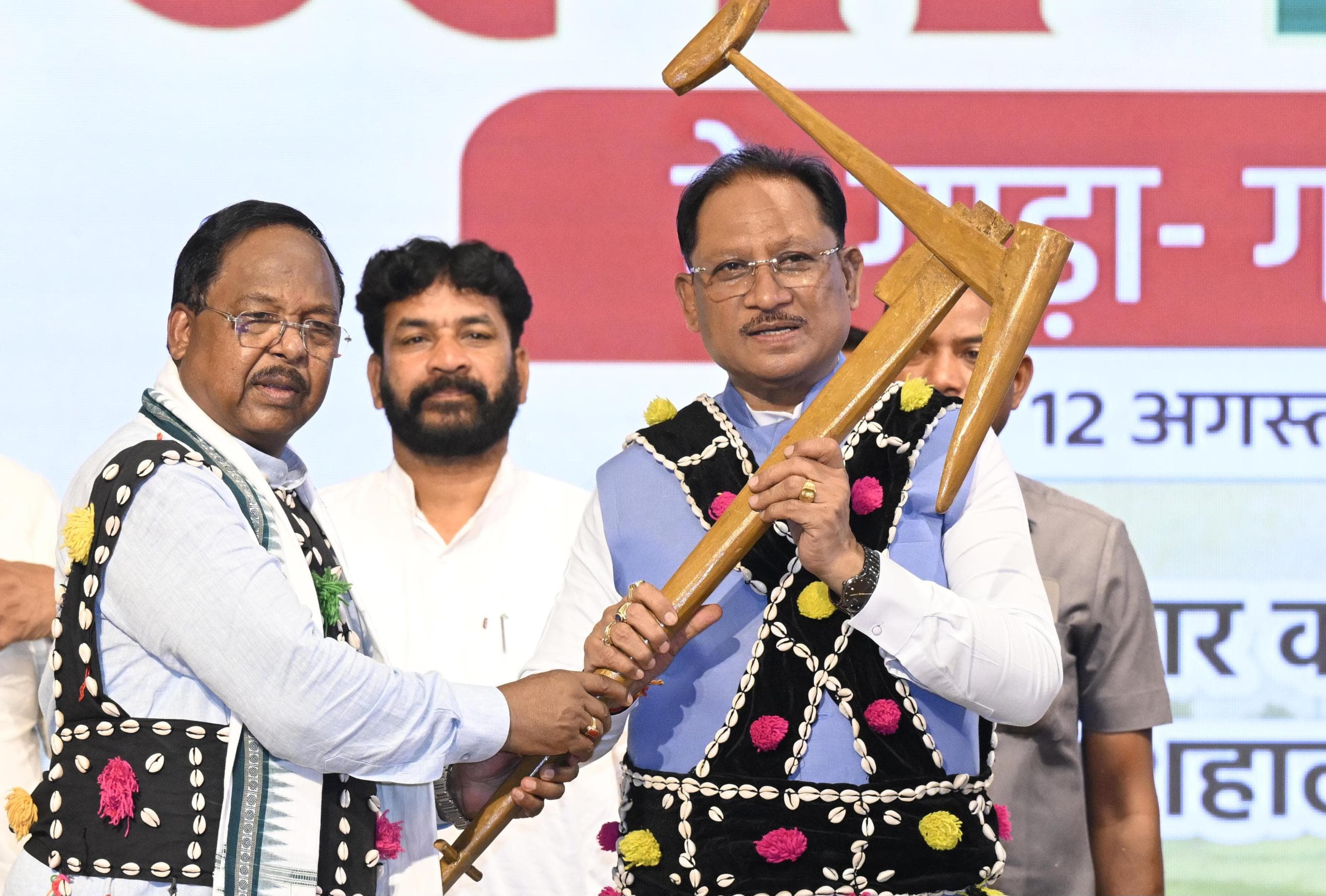 सीएम हाउस में धूमधाम से मना हरेली तिहार, पारंपरिक वेशभूषा में पिंक ऑटो से पहुंचे साय; कृषि औजारों की पूजा कर मांगी प्रदेश की खुशहाली