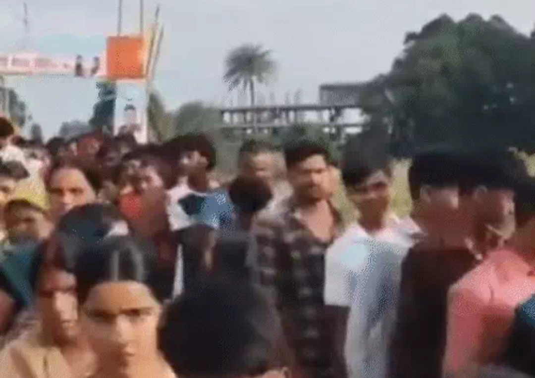 अशोकधाम में खंभा गिरने के बाद फैली करंट की अफवाह: मंदिर मार्ग पर मची भगदड़ में 7 महिलाओं की मौत, 12 घायल; 