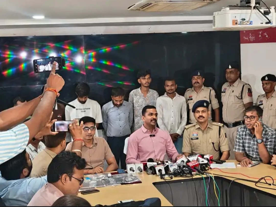 ब्रेकिंग : IGKV पेपर लीक कांड का मास्टरमाइंड प्रोफेसर समेत 6 गिरफ्तार,  हाइटेक तरीके से लीक किया पेपर, 11 हजार में बेचे...