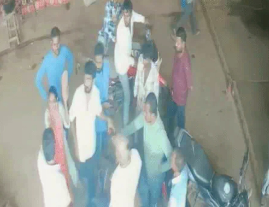 महामाया मंदिर के सामने भाजपा के 2 गुट भिड़े, चोरी के विवाद में महिला मोर्चा नेत्री ने युवक को चप्पल से पीटा; दोनों पक्षों पर केस दर्ज