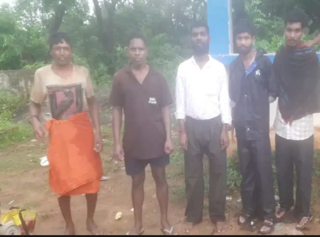 देवपहरी वाटरफॉल के टापू पर 15 घंटे फंसे रहे 3 दोस्त, रस्सी के सहारे सुरक्षित रेस्क्यू