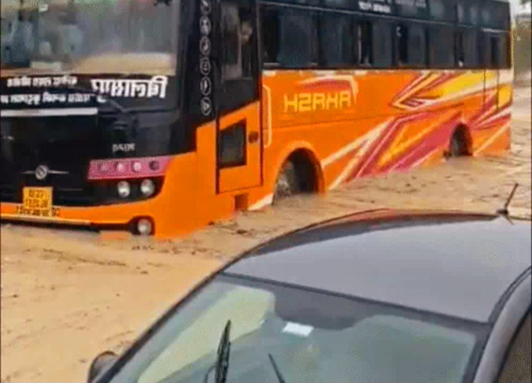 छत्तीसगढ़ में अगले 5 दिन भारी बारिश का अलर्ट, मलबे में फंसी बस-कार, मैनपाट में नदी में बहे युवक-युवती
