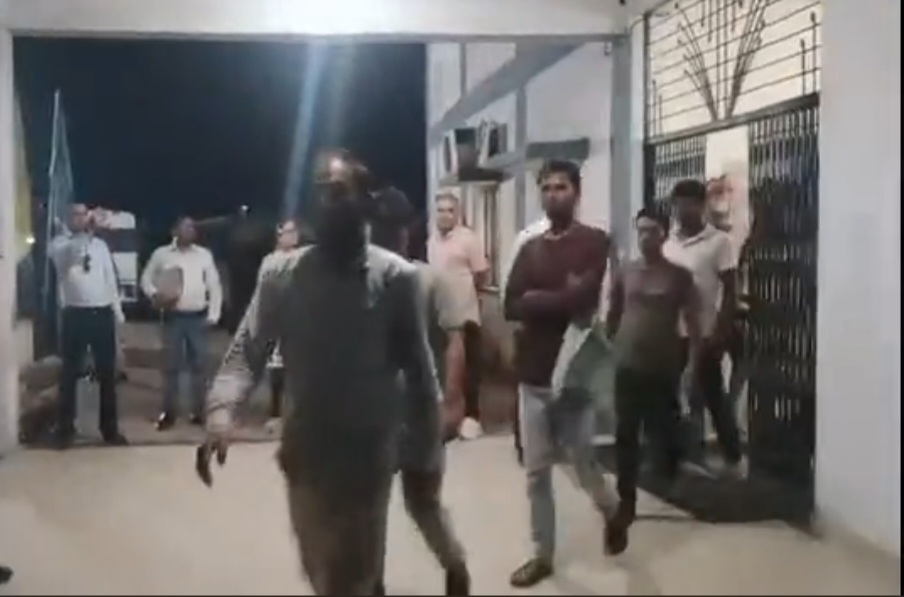 बिलासपुर में फर्जी पते पर रह रहे 23 संदिग्ध, बंगाल के मुर्शिदाबाद पहुंची पुलिस, ग्राउंड वेरिफिकेशन में कई पते निकले फर्जी; असली पहचान तलाशने में जुटी STF