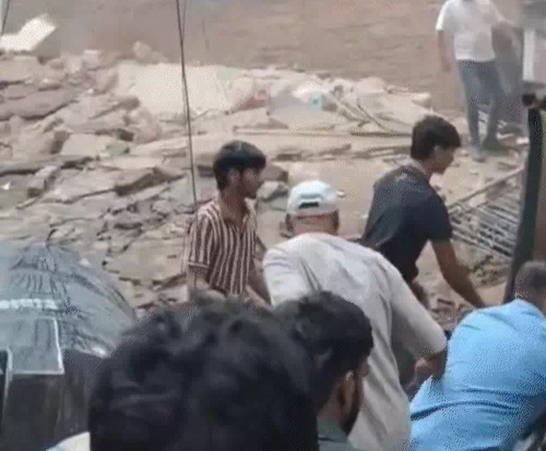 40 साल पुरानी इमारत ढही, 6 की मौत, 12 को निकाला; बेसमेंट खुदाई से पिलर खिसकने पर हुआ हादसा, बगल की बिल्डिंग भी कराई गई खाली