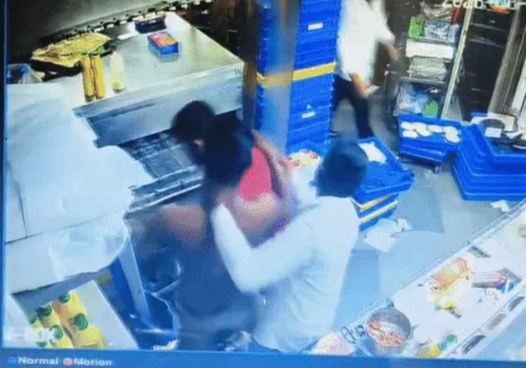 यूथ कांग्रेस नेता ने डिलीवरी बॉय के कपड़े उतारकर पीटा, हाथ जोड़कर मांगता रहा माफी फिर भी बरसाते रहे थप्पड़-मुक्के...