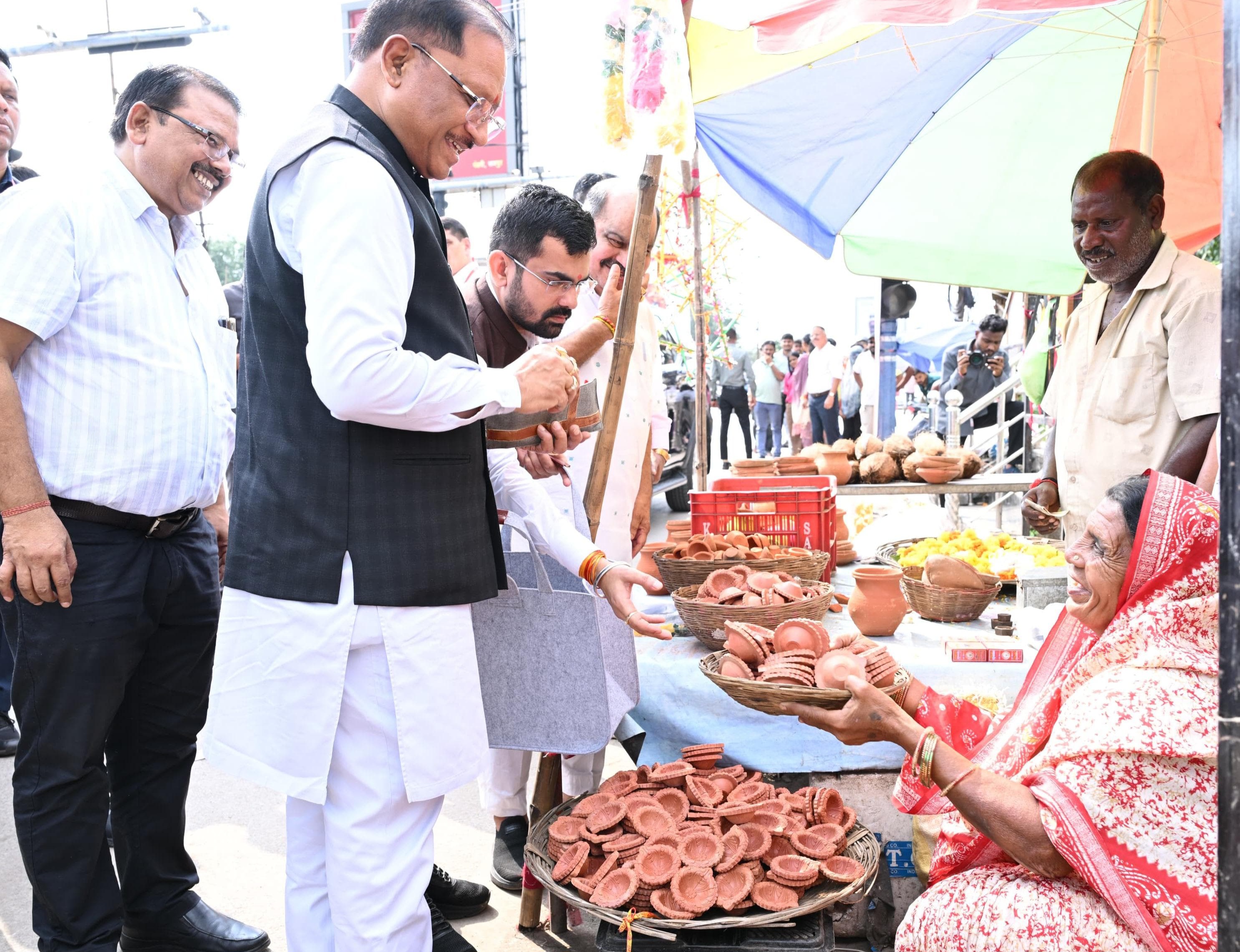मरीन ड्राइव पर अचानक रुका CM साय का काफिला: मिट्टी के दीये बेच रही मीरा के पसरे से खरीदा ‘आशीर्वाद का दीया’, दिए ₹1000; पूछा योजनाओं का हाल