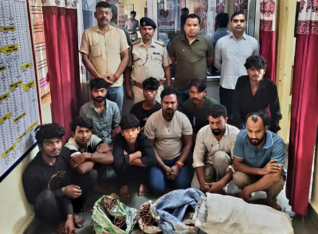 रेलवे कॉपर केबल चोर गिरोह का पर्दाफाश, दिल्ली से अनूपपुर आकर स्कूटी से करते थे रेकी, 10 चोर और 7 रिसीवर समेत 17 गिरफ्तार...