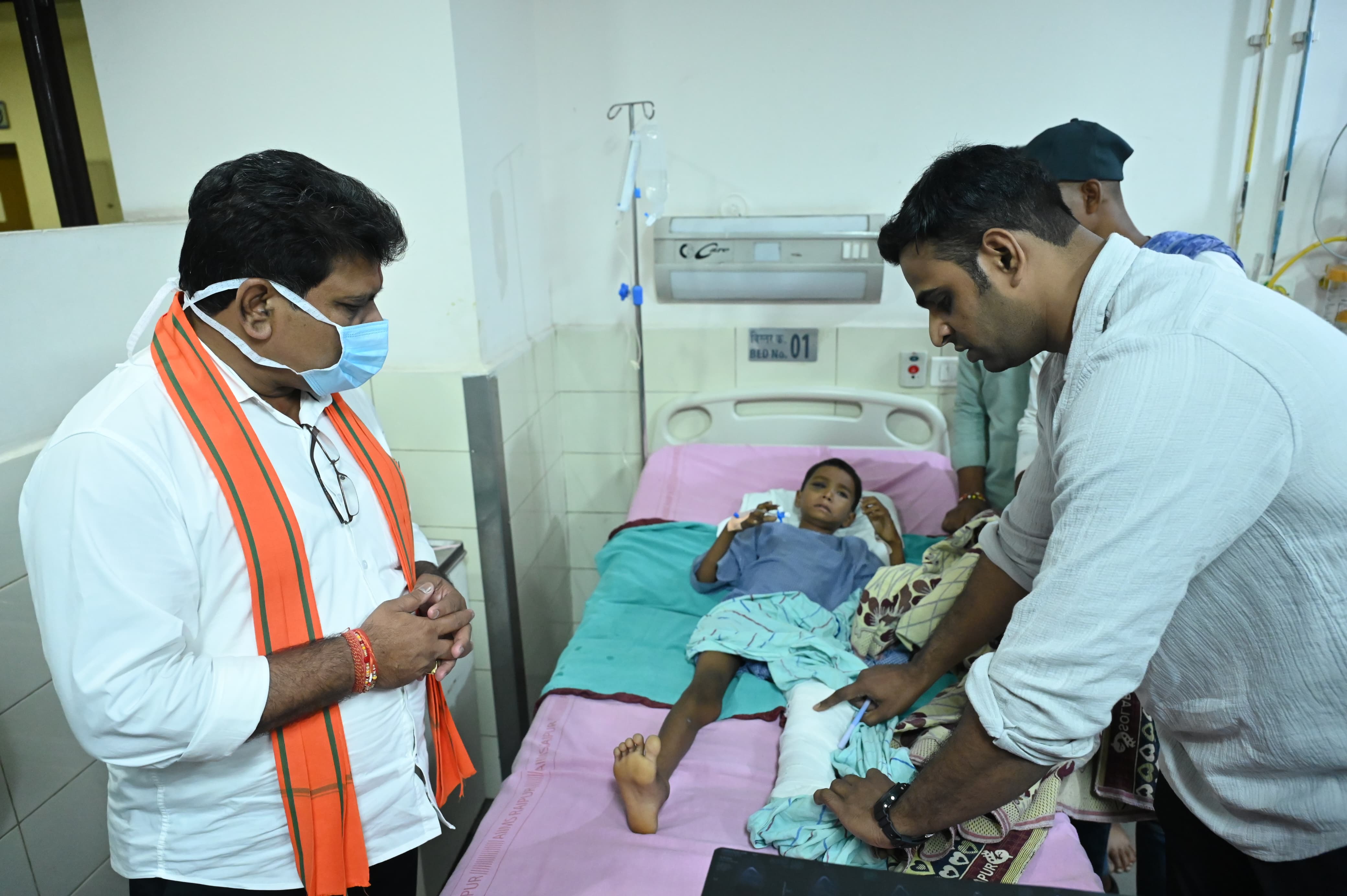 ब्रेकिंग : महाराष्ट्र सड़क हादसे के घायलों से मिलने AIIMS पहुंचे डिप्टी सीएम,  मासूम बच्चों का जाना हाल, डॉक्टरों को दिए बेहतर इलाज के निर्देश