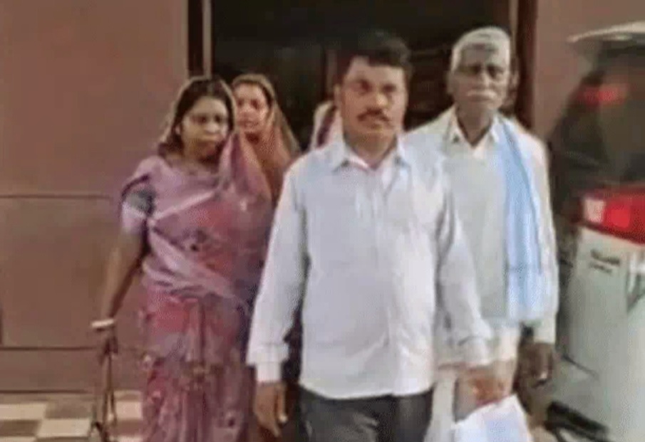 समाज ने 9 परिवारों के 55 लोगों का किया हुक्का-पानी बंद, 4 साल से बहिष्कार, बेटी का रिश्ता लेकर आने वालों को लौटा रहे; कलेक्टर ने दिए जांच के आदेश 